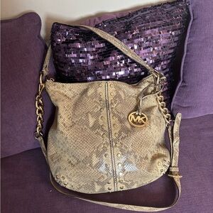 Michael Kors Cream and Gold Snake Skin Print CrossbodyShoulder Bag Chain Strap 💐